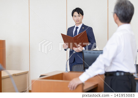 一名年輕律師正在法庭上進行證人詢問。 141953083