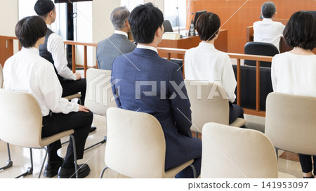 旁聽庭審的人們的背影。 141953097