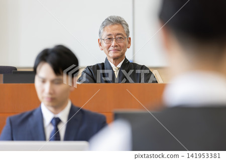 一名法官在法庭旁聽審判。 141953381