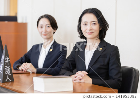 法庭上坐著的一群女律師的肖像 141953382