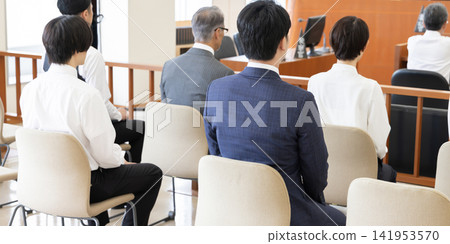 旁聽庭審的人們的背影。 旁聽庭審的人們的背影。 141953570