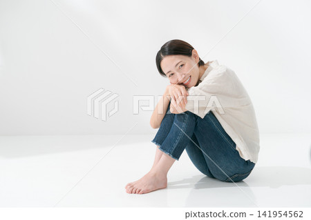 坐在地板上微笑的女人 141954562
