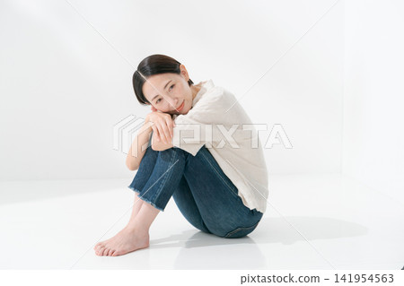 坐在地板上微笑的女人 141954563