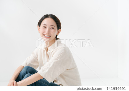 短髮微笑的女人 141954691