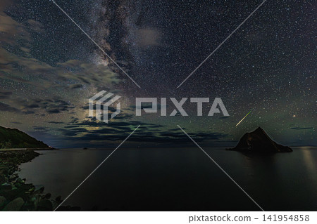 壯麗的銀河橫跨北海窗岩上空，一顆流星瞬間閃耀光芒。 141954858