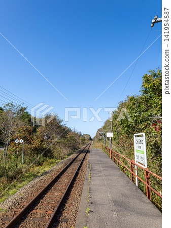 北海道根室市根室本線/花崎線的今武盛站，秋高氣爽，天空湛藍。 141954887