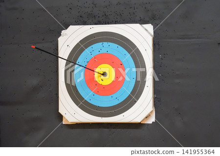 用弓射出的一支箭,正中靶心。 用弓射出的一支箭,正中靶心。 141955364