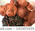 自製醃梅子，用紅紫蘇葉醃製而成。 141955939
