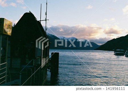 Lakeside and snow-capped mountains at sunset, South Island, New Zealand Lakeside and snow-capped mountains at sunset, South Island, New Zealand 141956111
