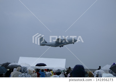 軍用運輸機在航展上起飛 軍用運輸機在航展上起飛 141956273