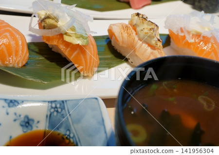 鮭魚握壽司和味噌湯 141956304