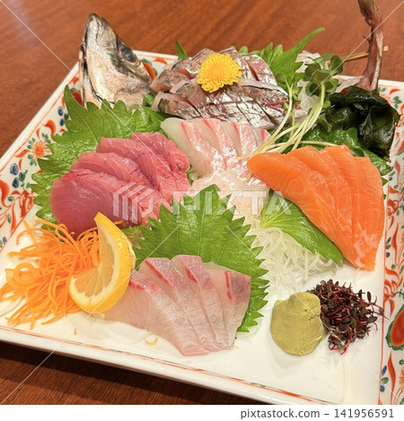 什錦華麗的生魚片 141956591
