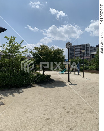 一座擁有藍天和鐘樓的夏日公園 一座擁有藍天和鐘樓的夏日公園 141957607
