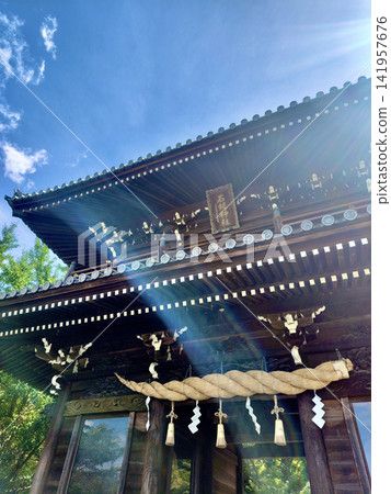 神秘的光芒與蔚藍的天空照進神聖的大門 | 愛媛郡西條市 141957676