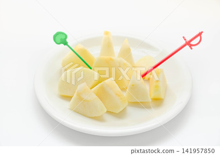 一口大小的蘋果片,每片蘋果插上一根牙籤。 一口大小的蘋果片,每片蘋果插上一根牙籤。 141957850