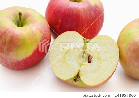 新鮮夏季蘋果,信濃紅品種。 新鮮夏季蘋果,信濃紅品種。 141957860