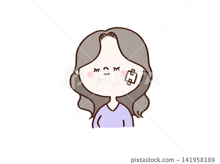 一位女士在去除痣和瑕疵（美容醫療）後的恢復期內，臉上敷著紗布。 141958189