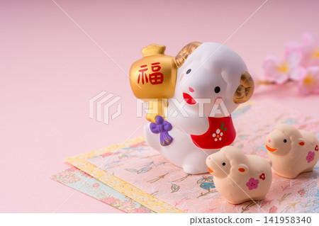 新年卡片素材：羊年－寓意吉祥的綿羊擺飾 141958340