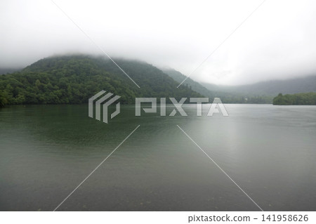 霧氣繚繞的山脈和如夢似幻的湖泊 霧氣繚繞的山脈和如夢似幻的湖泊 141958626