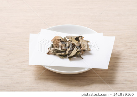 魚腥草茶,草藥茶,保健茶,排毒茶,日本三大民間療法之一,茶葉盛於盤中。 魚腥草茶,草藥茶,保健茶,排毒茶,日本三大民間療法之一,茶葉盛於盤中。 141959160