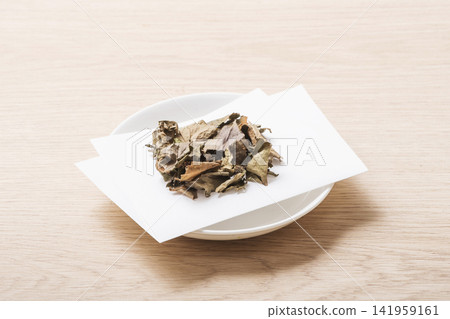 魚腥草茶,草藥茶,保健茶,排毒茶,日本三大民間療法之一,茶葉盛於盤中。 魚腥草茶,草藥茶,保健茶,排毒茶,日本三大民間療法之一,茶葉盛於盤中。 141959161
