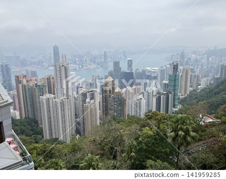陰天下的維多利亞港和香港島天際線-從山頂眺望。 陰天下的維多利亞港和香港島天際線-從山頂眺望。 141959285