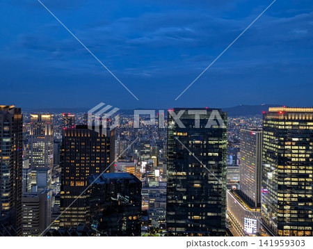 從空中花園眺望大阪夜景 從空中花園眺望大阪夜景 141959303