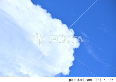 天空是藍色的,漂浮在藍天中的雲朵形狀不斷變化。 天空是藍色的,漂浮在藍天中的雲朵形狀不斷變化。 141962276