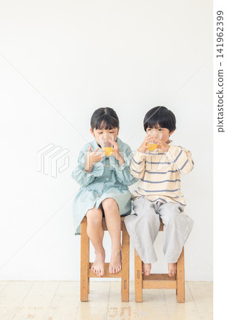 孩子喝果汁 141962399
