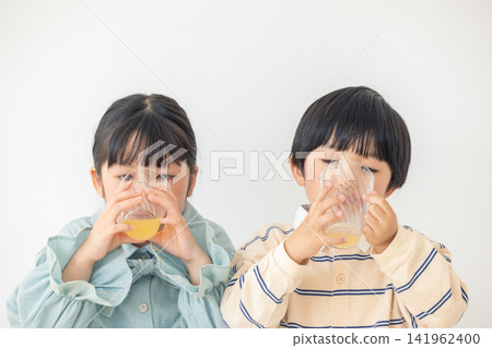 孩子喝果汁 141962400