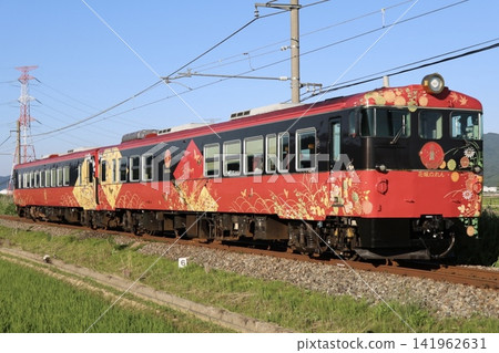 JR West KiHa 40 series diesel railcar (Hanayome Noren) JR West KiHa 40 series diesel railcar (Hanayome Noren) 141962631