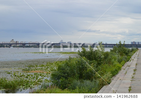 Embankment of the Dnipro River in Kyiv, the bridge and urban architecture Embankment of the Dnipro River in Kyiv, the bridge and urban architecture 141962688