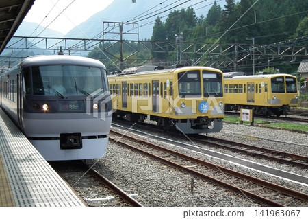 西武10000系列紅箭號、301系列和新101系列三列列車駛入橫瀨站。 141963067