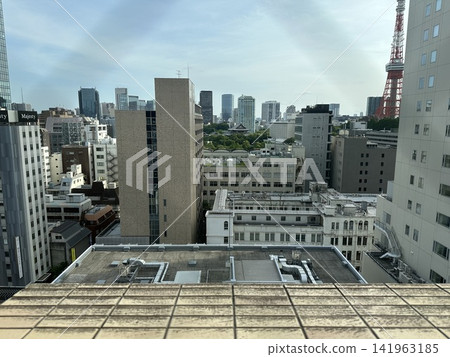 從東京某棟建築的窗戶望出去的景色 從東京某棟建築的窗戶望出去的景色 141963185