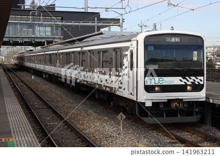 209系列MUE列車試運行停靠在佐佐木站。 209系列MUE列車試運行停靠在佐佐木站。 141963211