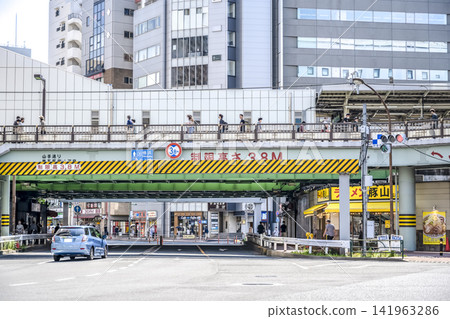 東京品川區的城市景觀:五反田車站和高架的櫻田通。 東京品川區的城市景觀:五反田車站和高架的櫻田通。 141963286