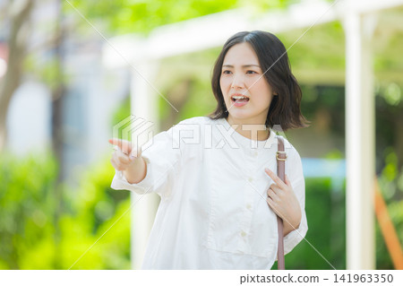走在新綠色的婦女 走在新綠色的婦女 141963350