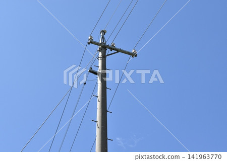 在藍天的電線桿 在藍天的電線桿 141963770