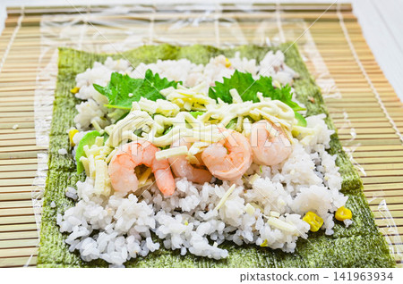 製作蝦仁酪梨紫菜捲 製作蝦仁酪梨紫菜捲 141963934