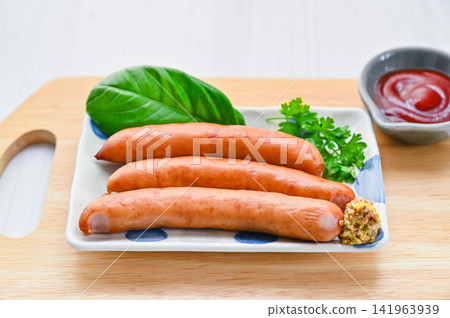 水煮香腸和調味品(番茄醬、全麥芥末醬) 水煮香腸和調味品(番茄醬、全麥芥末醬) 141963939