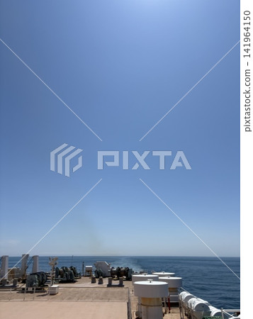 從船上的甲板上可以俯瞰藍天和大海。 從船上的甲板上可以俯瞰藍天和大海。 141964150
