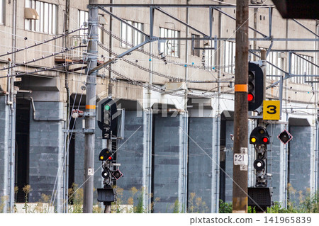 車站內的鐵路號誌燈和一座混凝土高架橋的景象。 車站內的鐵路號誌燈和一座混凝土高架橋的景象。 141965839
