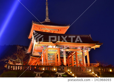 秋日裡燈火輝煌的清水寺 秋日裡燈火輝煌的清水寺 141966093