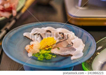 【#美食】優雅的康吉鰻刺身，盛於藍色碗中 141966223