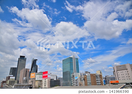 愛知縣:名古屋城市景觀-晴朗藍天下的名古屋車站建築群景色。 愛知縣:名古屋城市景觀-晴朗藍天下的名古屋車站建築群景色。 141966390