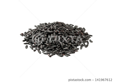 白色背景上的一小堆黑色米粒。 白色背景上的一小堆黑色米粒。 141967612