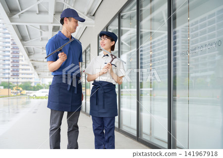 清潔人員手持工具，微笑著交談著。 141967918