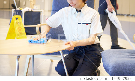 The hands of the staff performing the cleaning work 141967933