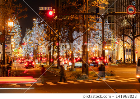 東京的街道樹木亮起燈光,點亮冬夜。 東京的街道樹木亮起燈光,點亮冬夜。 141968828