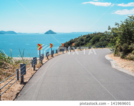 在陽光明媚的日子裡,沿海公路俯瞰瀨戶內海,位於香川縣直島,採用負片風格拍攝。 在陽光明媚的日子裡,沿海公路俯瞰瀨戶內海,位於香川縣直島,採用負片風格拍攝。 141969601